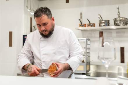 Chef Frédéric Metzger du restaurant gastronomique Køkken à Strasbourg préparant un plat en cuisine