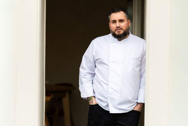 Chef du restaurant Køkken à Strasbourg debout dans l’encadrement d’une porte