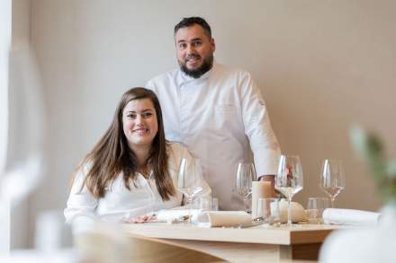 Chef Frédéric Metzger du restaurant Køkken à Strasbourg et sa compagne assis à une table du restaurant Køkken à Strasbourg