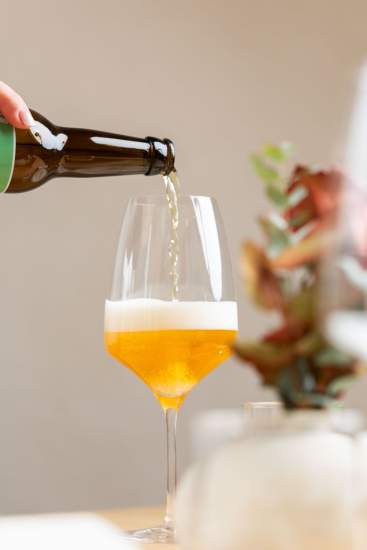 Bière versée dans un verre à table au restaurant Køkken à Strasbourg