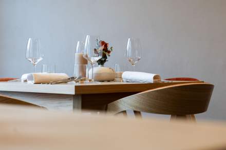 Table dressée dans la salle du restaurant gastronomique Køkken à Strasbourg