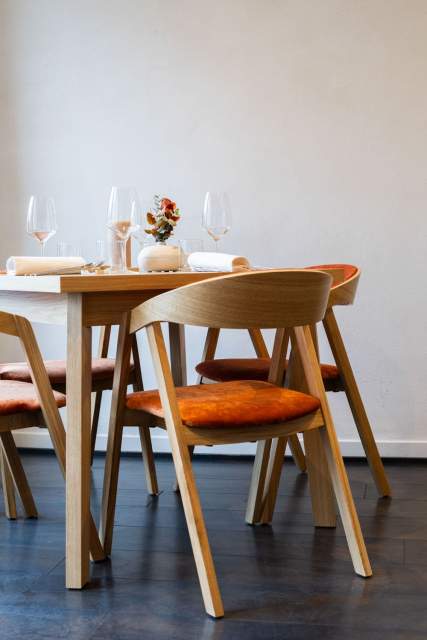 Table et chaises en bois dans la salle du restaurant Køkken à Strasbourg