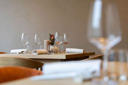 Table dressée avec verres et serviettes dans la salle du restaurant Køkken à Strasbourg