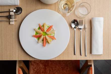 Plat gastronomique végétal dressé en assiette blanche - restaurant Køkken à Strasbourg