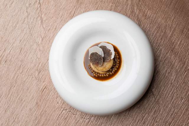 Noix de Saint-Jacques dressée en assiette blanche avec sauce du restaurant Køkken à Strasbourg