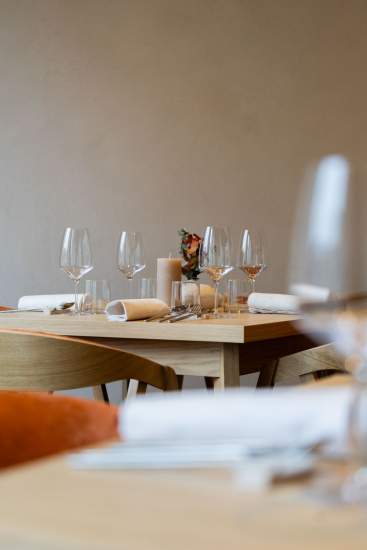 Table dressée avec verres et serviettes dans la salle du restaurant Køkken à Strasbourg