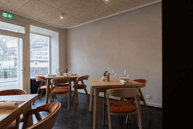 Salle du restaurant Køkken à Strasbourg avec tables et chaises en bois