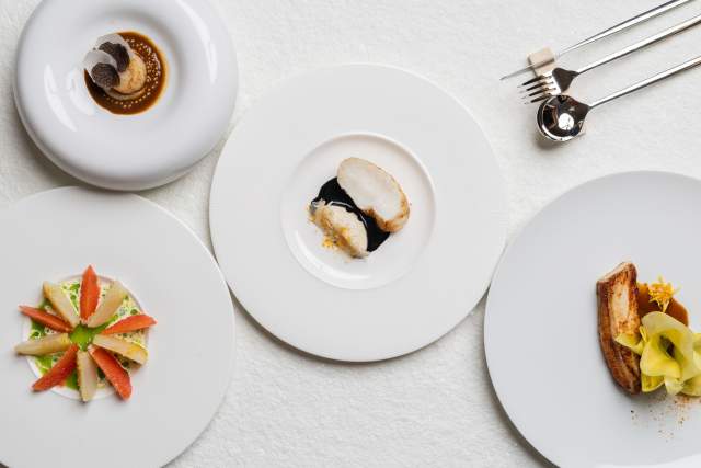 Plat gastronomique dressé en assiette blanche sur une table du restaurant Køkken à Strasbourg