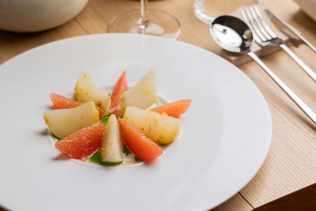 Plat végétal dressé en assiette blanche avec légumes découpés du restaurant Køkken à Strasbourg