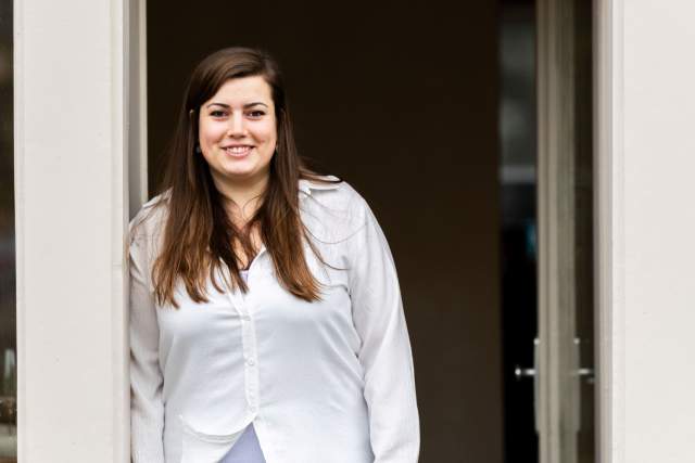 Membre de l’équipe du restaurant Køkken à Strasbourg en tenue professionnelle