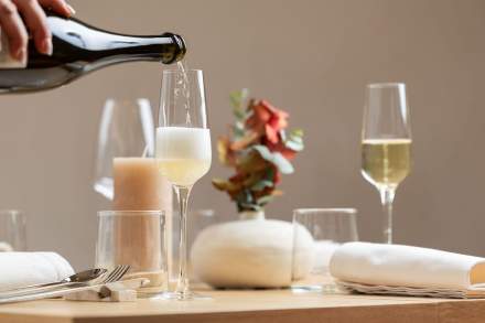 Service de vin à table dans le restaurant gastronomique Køkken à Strasbourg