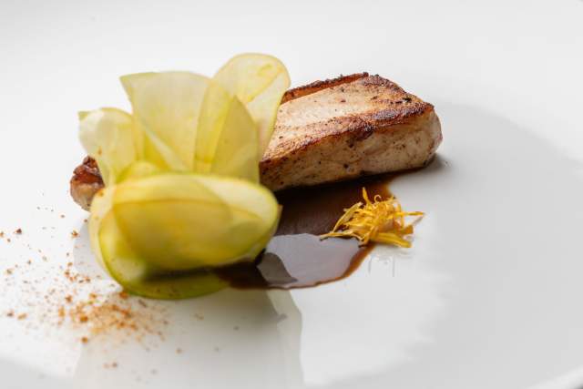 Plat gastronomique dressé en assiette blanche avec pièce de poisson et légumes du restaurant Køkken à Strasbourg