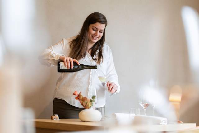 Service de boisson à table par une membre de l’équipe du restaurant Køkken à Strasbourg